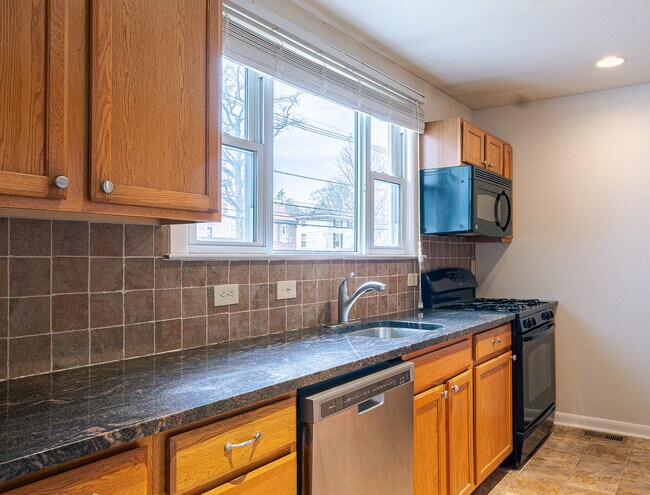 Building Photo - 41 Potter St