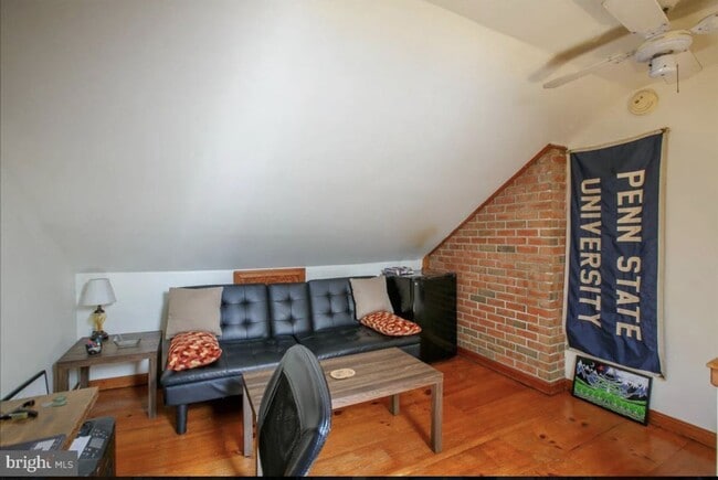 Building Photo - Nice 2 Bedroom 2 Bath Townhouse