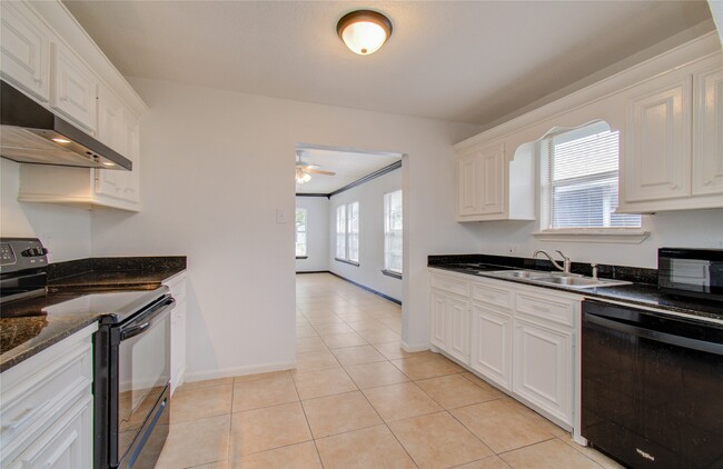 Building Photo - 5319 Bell St