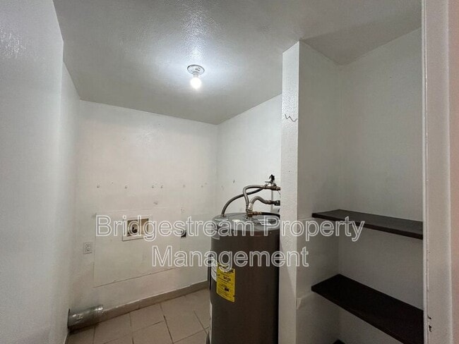 Building Photo - 148 Forest St
