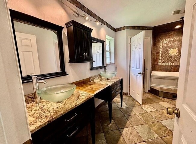 Building Photo - 4-Bedroom / 2-Bathroom Home in Palm Coast