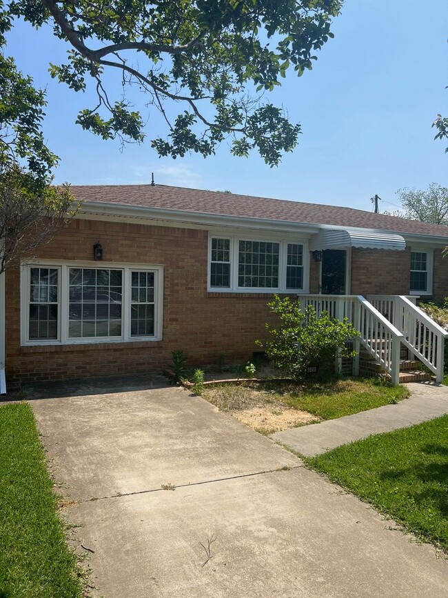 Building Photo - Solid ranch home