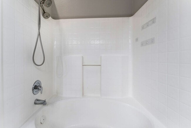 Building Photo - Charming 2-Bedroom Condo with Modern Comforts!