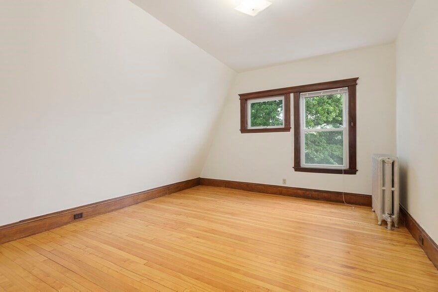 Building Photo - 38 Russell St