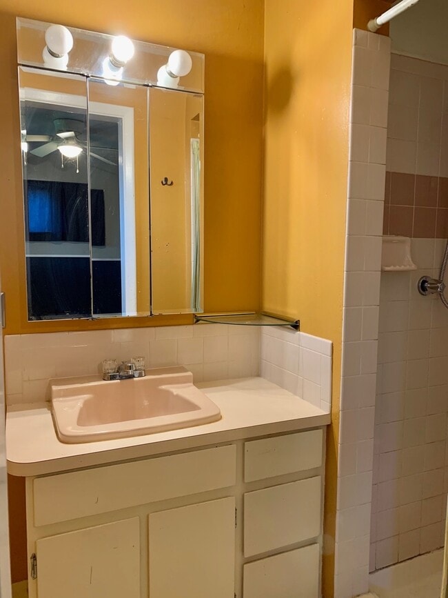 Building Photo - 3 Bedroom, 2 Bath Ranch Home with 1 Car At...