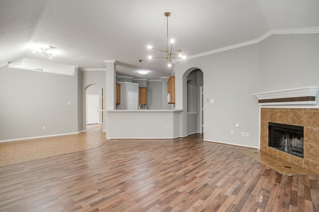 Building Photo - Spacious 3 Bedroom, 2 Bath Home Waiting fo...