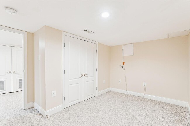 Building Photo - Charming and very Spacious 3 BR/3.5 BTH in...