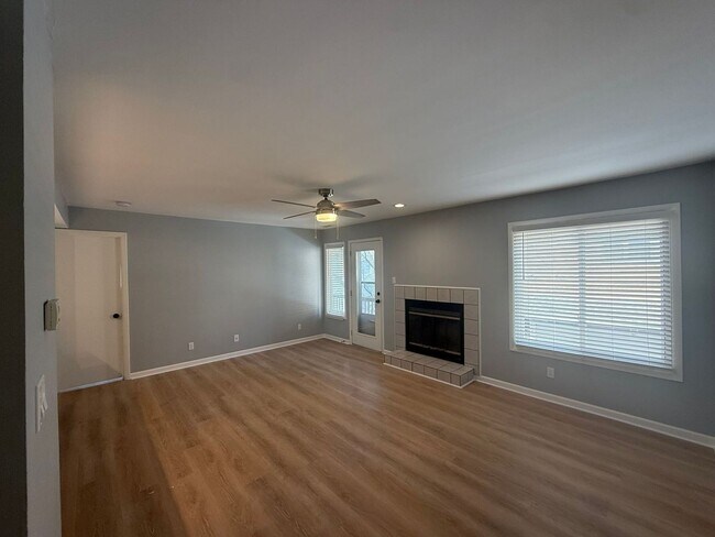 Building Photo - Well-Maintained Beachside Condo Near Shore Drive *ASK ABOUT OUR ZERO DEPOSIT*