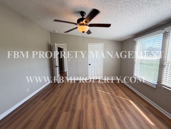 Building Photo - 135 SE County Rd 3144