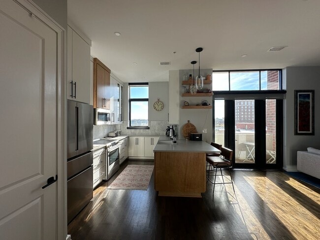 Building Photo - Beautiful 1 Bedroom 1.5 Bath Condo in down...