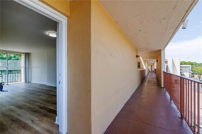 Building Photo - 8870 Fontainebleau Blvd