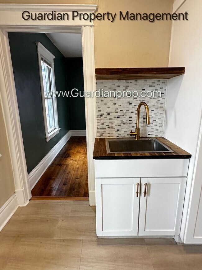 Building Photo - Northeast Minneapolis Single Family Home, Dishwasher, Hardwood Floors, W/D in Unit