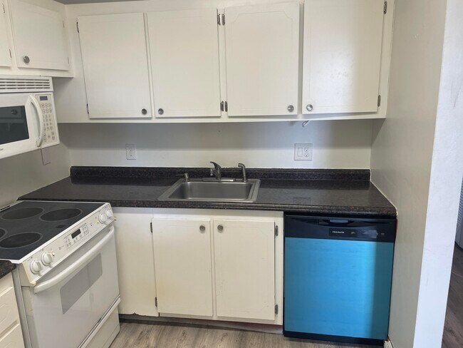 Building Photo - 400 Village Green Cir W