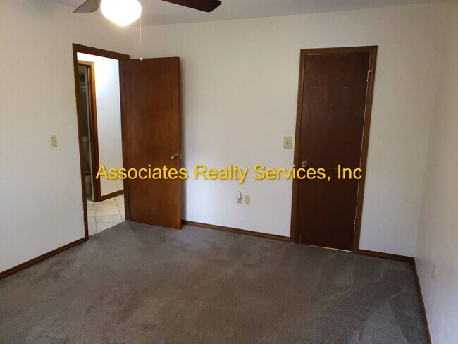 Building Photo - Renovated 2 bedroom with Office home in Springtree!