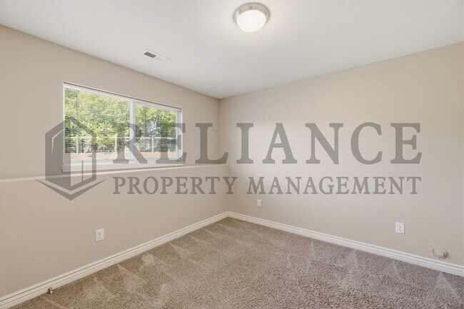 Building Photo - 2204 E Quivira St