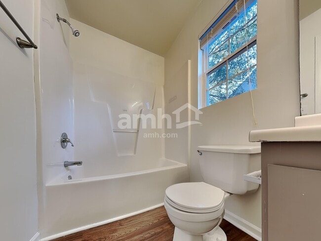 Building Photo - 704 Marjam Ln