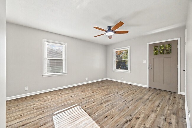 Building Photo - Newly renovated, adorable 3-bedroom, 1-bat...