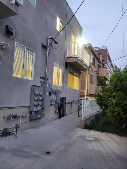 Building Photo - 14550 Burbank Blvd