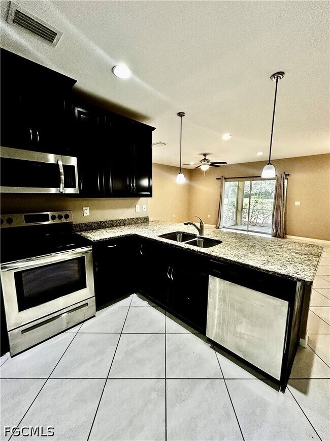 Building Photo - 12117 Palm Cove St