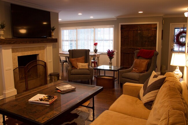 Building Photo - 616 Greenview Pl