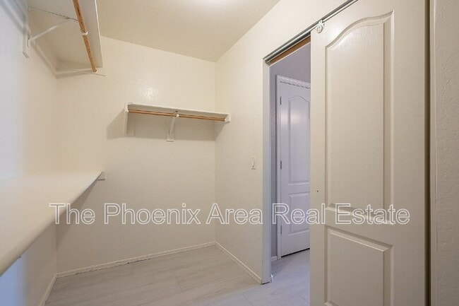 Building Photo - 1070 W Chilton Dr