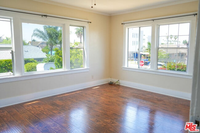 Building Photo - 1353 W 49th St