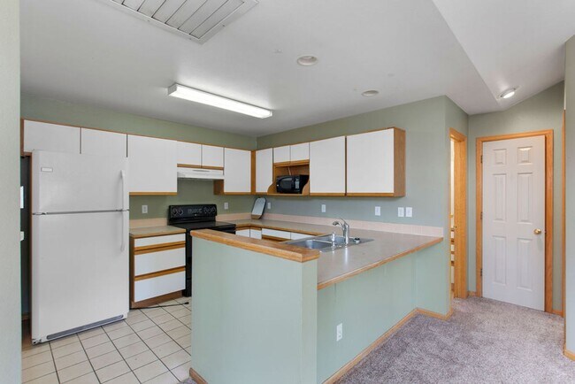 Building Photo - 4 Bedroom Townhome near campus