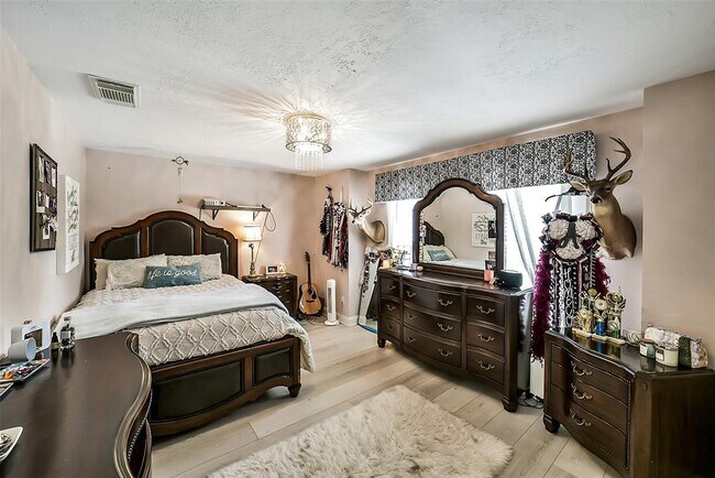 Building Photo - 3711 Pinehurst Dr
