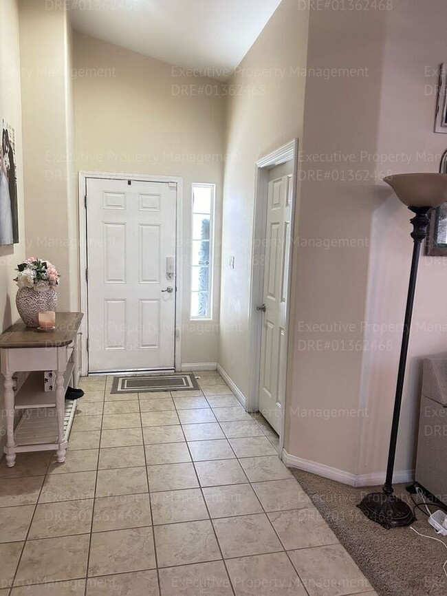 Building Photo - REDUCED! Spacious 4 bedroom 2 bathroom hom...