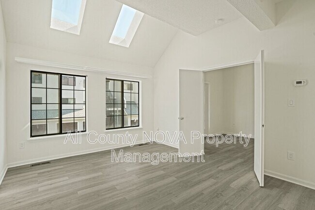 Building Photo - 1611 Carriage House Terrace
