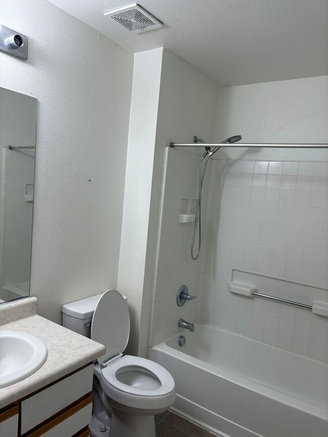 Building Photo - Charming 3/2 SFR Home