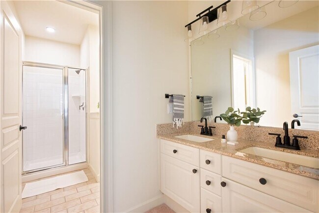 Building Photo - 1402 Markan Dr NE