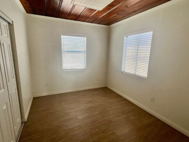 Building Photo - 6551 La Luna Ave