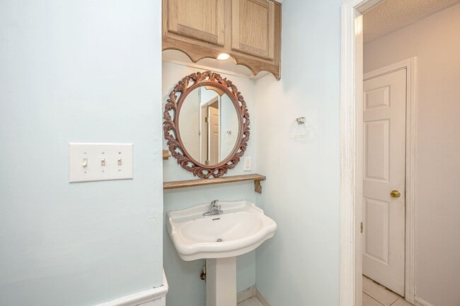 Building Photo - Cute Rental Home