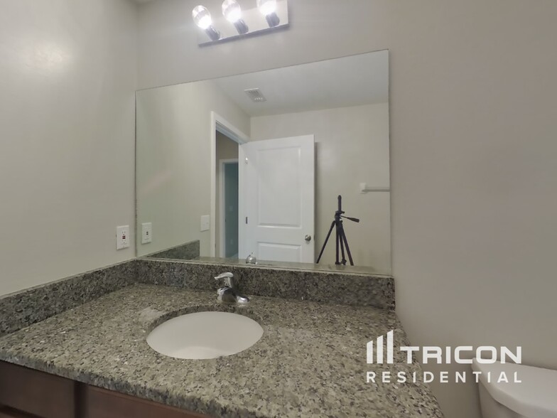Building Photo - 10242 Strawberry Tetra Dr