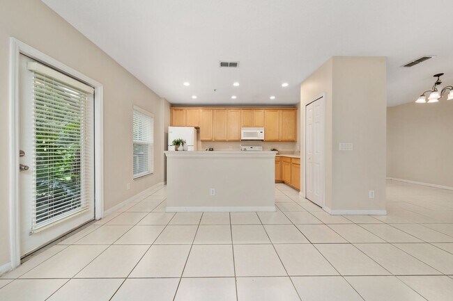 Building Photo - Town House 3 Bedroom and /2.5 Bathrooms. At Lee Vista area gated Community.