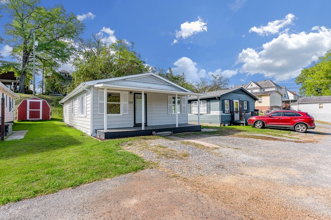 Building Photo - 702 E Park Ave