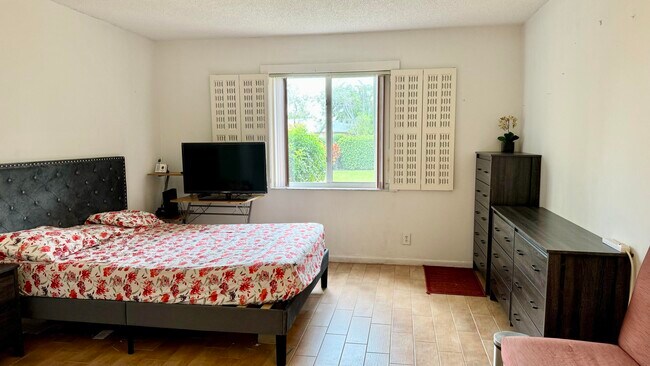 Building Photo - 1551 NW 20th Ave