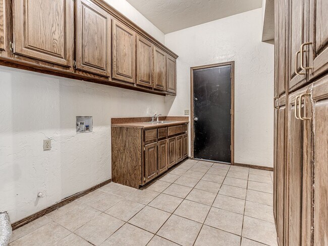 Building Photo - Spacious Home + East Edmond + 4 bedrooms + Fox Lake