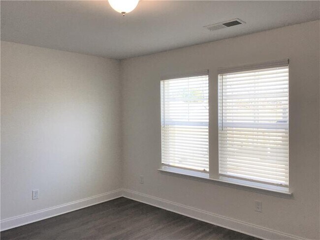 Building Photo - 174 Lindridge Dr NE