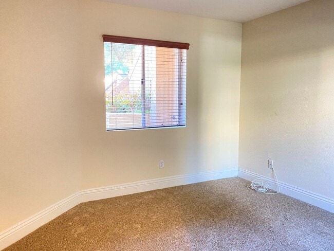 Building Photo - Fantastic Centrally Located Condo