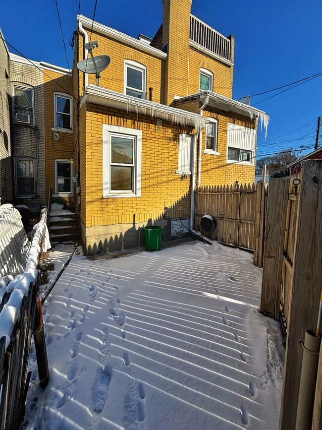 Building Photo - 3 bedroom, 1 bath Move in Ready Home featu...