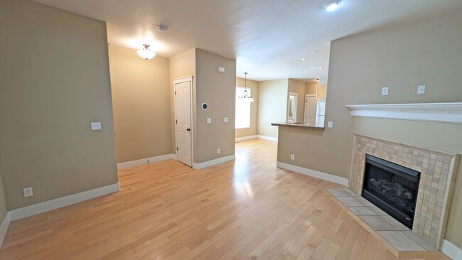 Building Photo - 2 bedroom 2.5 bath townhouse