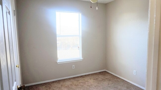Building Photo - 2301 Flintstone Cir