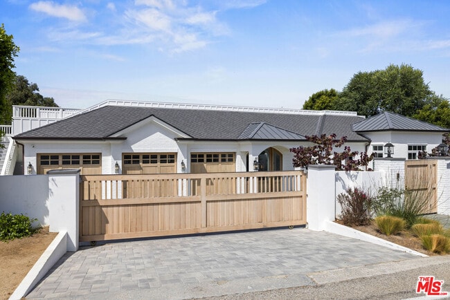 Building Photo - 6671 Dume Dr
