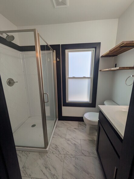 master bathroom - 179 Everglades Blvd