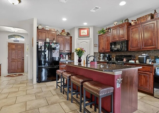 Building Photo - Comfy 3 Bed/2 Bath Midland Home with all appliances, backyard, attached garage, 6 min to grocery ...