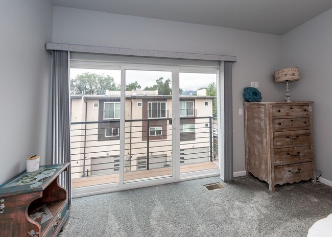 Building Photo - Urbanite Living near Downtown 3 Bed End Unit Townhouse