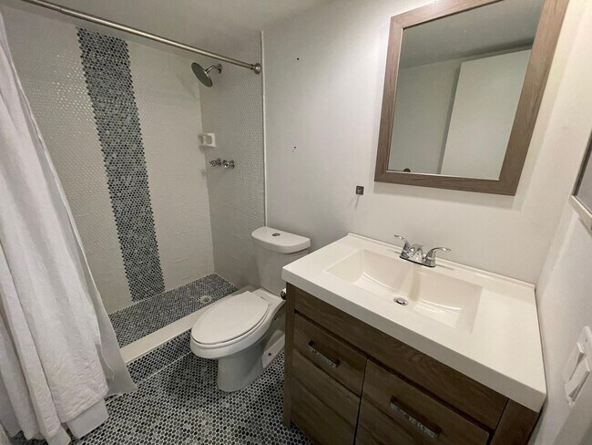 Building Photo - 2651 S Palm Aire Dr