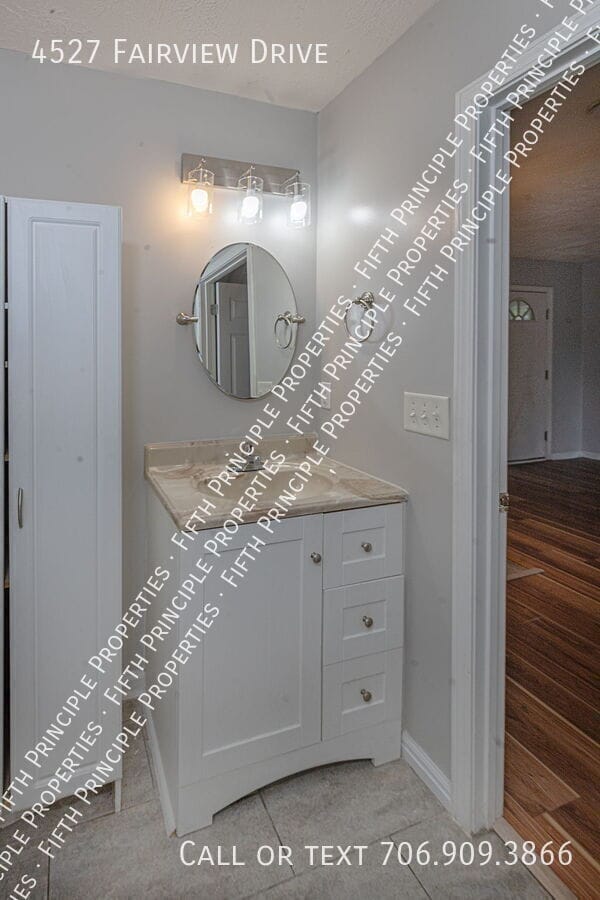 Building Photo - 4527 Fairview Dr